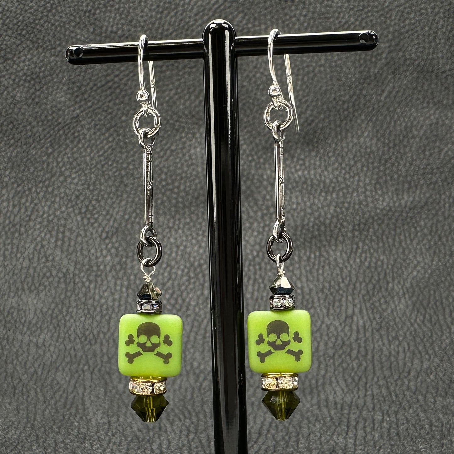 Even MORE Halloween Earrings - 1 pair (J283)